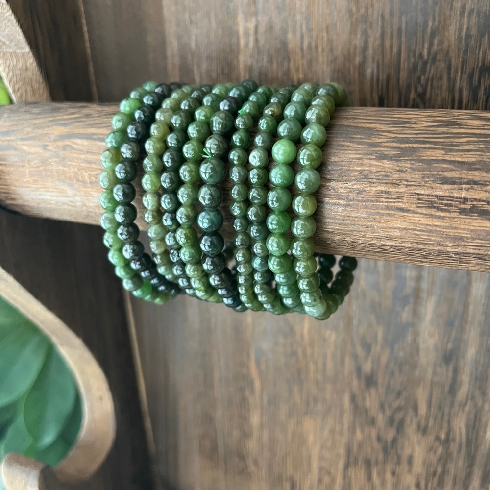 Jade bracelet (one)